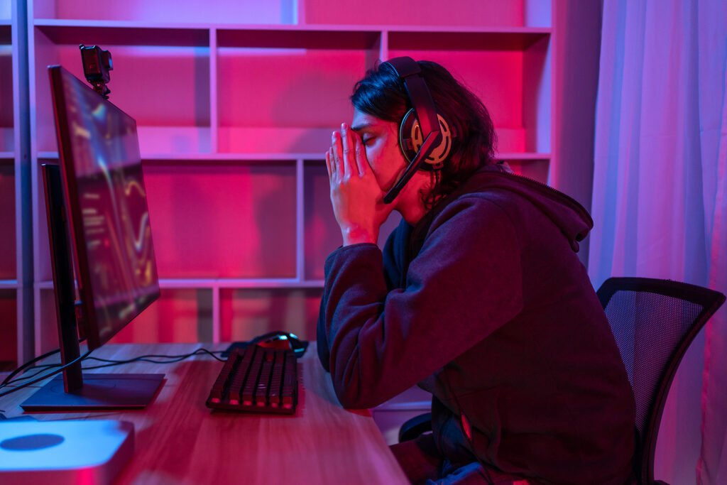 How Mobile Games Encourage Compulsive Gaming and Addiction